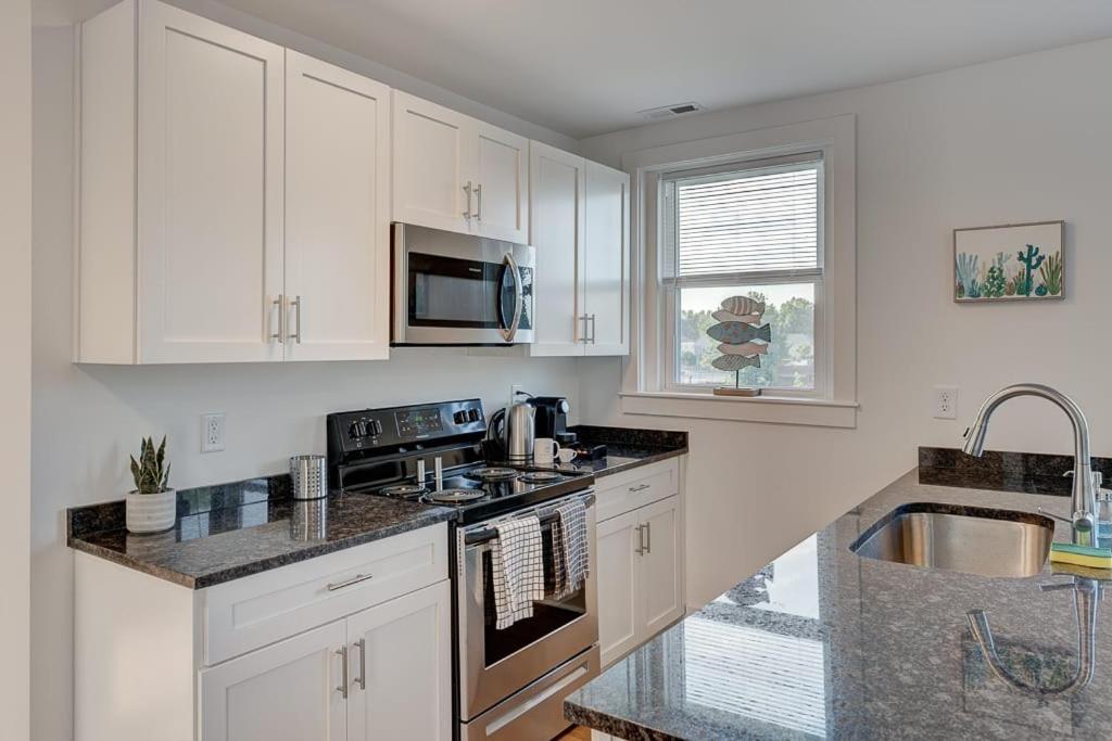 Greatly Located And Elegant 1Br With Parking Appartement Durham Buitenkant foto