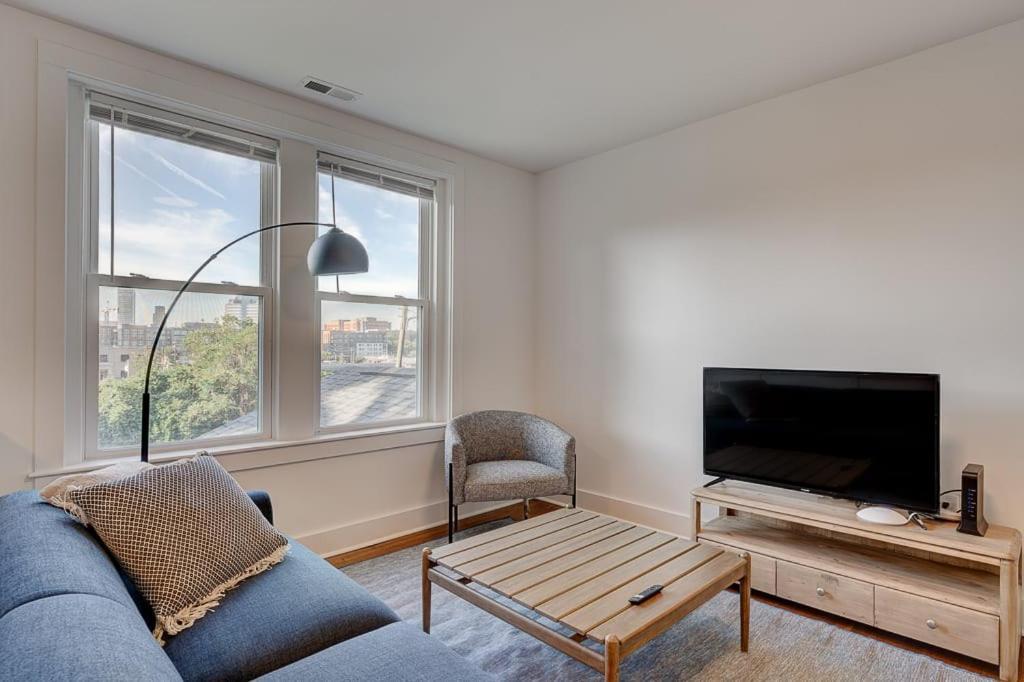 Greatly Located And Elegant 1Br With Parking Appartement Durham Buitenkant foto