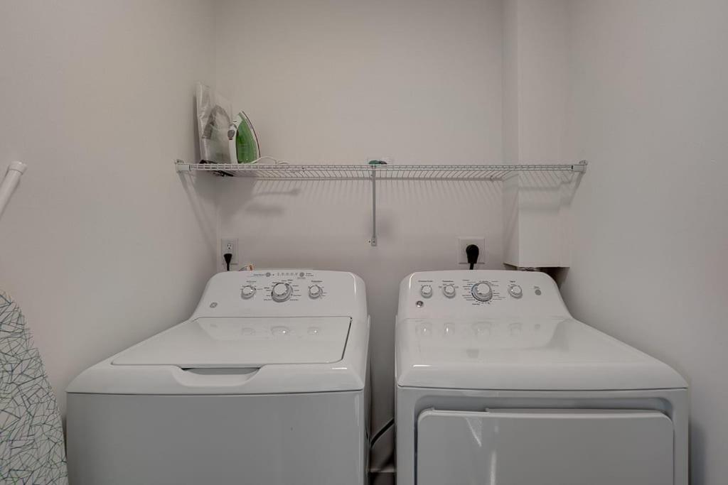 Greatly Located And Elegant 1Br With Parking Appartement Durham Buitenkant foto