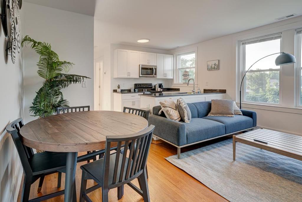 Greatly Located And Elegant 1Br With Parking Appartement Durham Buitenkant foto