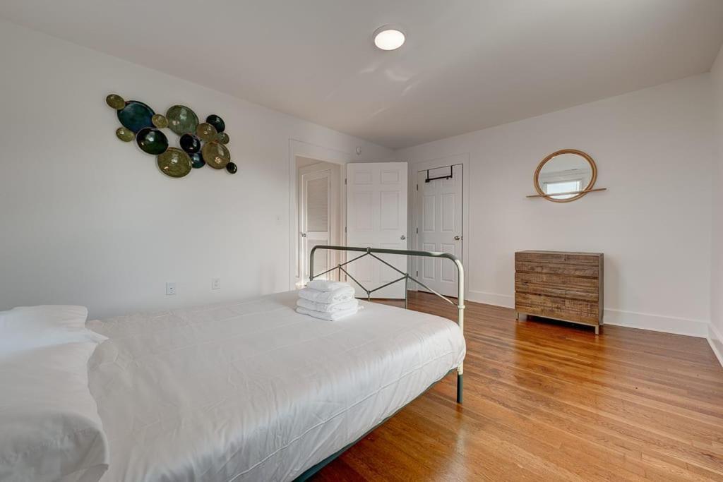 Greatly Located And Elegant 1Br With Parking Appartement Durham Buitenkant foto